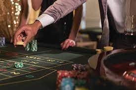 Roda Lightning Roulette ug889 dengan pengganda kilat yang ditampilkan di layar